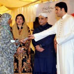 CHAIRMAN PPP BILAWAL BHUTTO ZARDARI DISTRIBUTING CHEQUES AT THE INAUGURAL CEREMONY OF WASEELA-E-HAQ, SINDH  PROGRAMME IN KARACHI ON 27.01.2012.