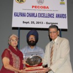 IMG_8019a, Veteran Film heroine Kamini Kaushal receiving Award from Kalpana Chawla's father BL Chawla. In Centre Amarjit Singh Kohli.sm