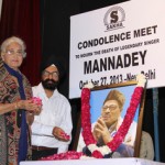 Legendary film heroine Kamini Kaushal and Sakha Chairman Amarjit Singh Kohli pay homage to Mannadey, IMG_9940a.sm