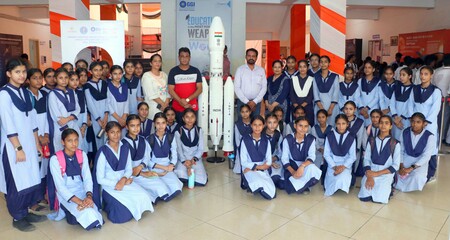 Students watching different models of ISRO in Exhibition Held at GGI, Khanna 3 copy.resized