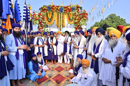 ਦਲ ਬਾਬਾ ਬਿਧੀ ਚੰਦ ਵੱਲੋਂ ਸੁਰਸਿੰਘ ਤੋਂ ਸਜਾਏ ਗਏ ਨਗਰ ਕੀਰਤਨ ਦੀ ਆਰੰਭਤਾ ਮੌਕੇ ਜਥੇਦਾਰ ਗਿਆਨੀ ਰਘਬੀਰ ਸਿੰਘ, ਐਡਵੋਕੇਟ ਹਰਜਿੰਦਰ ਸਿੰਘ ਧਾਮੀ, ਭਾਈ ਰਾਜਿੰਦਰ ਸਿੰਘ ਮਹਿਤਾ, ਸ. ਅਲਵਿੰਦਰਪਾਲ ਸਿੰਘ ਪੱਖੋਕੇ, ਬਾਬਾ ਅਵਤਾਰ ਸਿੰਘ ਸੁਰਸਿੰਘ, ਬਾਬਾ ਜੋਗਾ ਸਿੰਘ ਅਤੇ ਹੋਰ।