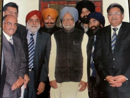 Alumni with Dr Manmohan Singh.resized